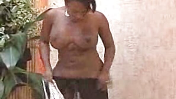 Seksi stvarčica s malim sisama je jebana pored bazena od strane njenog partnera