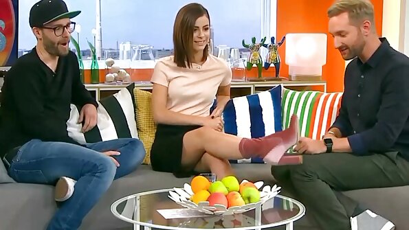 Sekretarica sa zelenom kosom igra zajedno sa shemale šefom