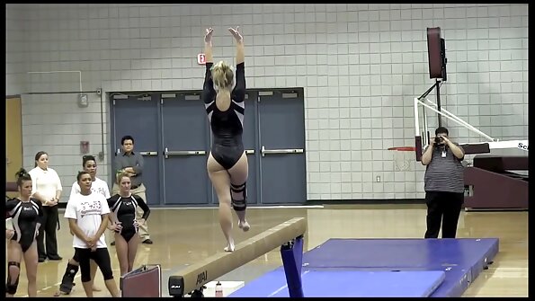 Zavodljiva brineta popuši i uživa u grubom analnom lupanju