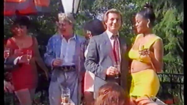 Muškarac izgleda tako moćno, ali beba je za njega samo lutka za analni seks