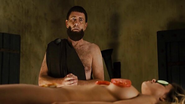 Veliki kurac penetrira vruću ribu na stolu za masažu