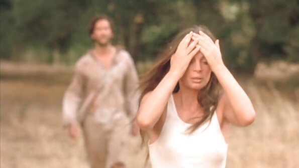 Seksi amaterka puši na stolu za masažu