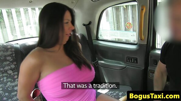 Preslatka plavuša treba da osjeti kurac u svojoj vagini i šupku