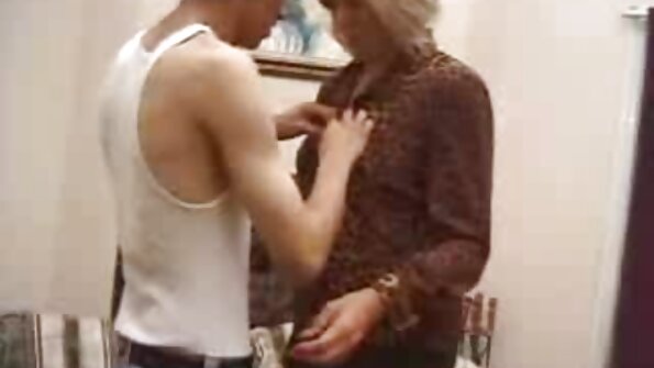 Lijepa Barbie voli da ima posla sa muškarcem koji ima ogroman kurac