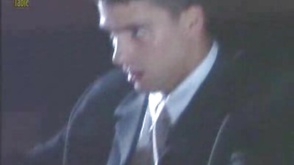 Pohotni muškarac jebe svoju prsatu djevojku u pseći pokret